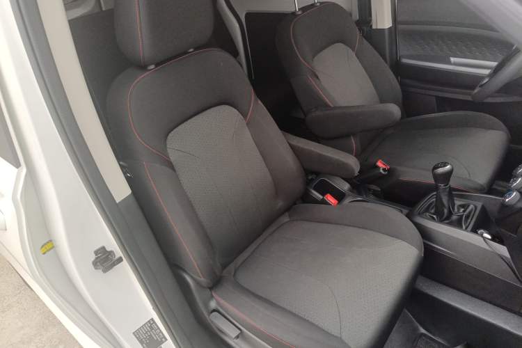 Used Dongfeng Fengon 380 2022 1.5L Comfort-Class Passenger Vehicle (Steel Spring) with 5 Seats Right Front Seat