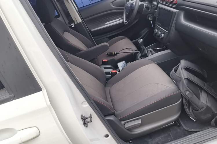 Used Dongfeng Fengon 380 2022 1.5L Comfort-Class Passenger Vehicle (Steel Spring) with 5 Seats Right Front Seat