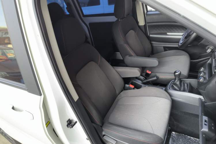 Used Dongfeng Fengon 380 2022 1.5L Comfort-Class Passenger Vehicle (Steel Spring) with 5 Seats Right Front Seat