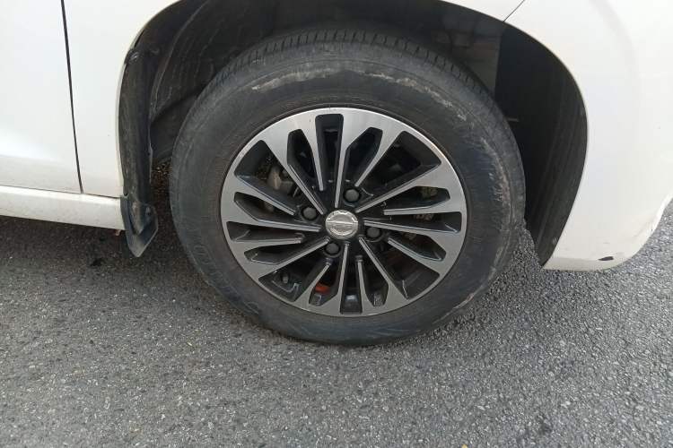 Used Dongfeng Fengon 380 2022 1.5L Comfort-Class Passenger Vehicle (Steel Spring) with 7 Seats Right Front Wheel Hub