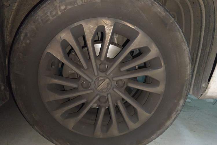 Used Dongfeng Fengon 380 2022 1.5L Comfort-Class Passenger Vehicle (Steel Spring) with 7 Seats Right Front Wheel Hub
