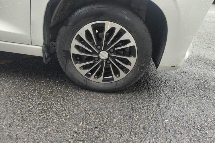 Used Dongfeng Fengon 380 2022 1.5L Comfort-Class Passenger Vehicle (Steel Spring) with 7 Seats Right Front Wheel Hub
