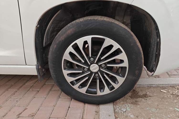 Used Dongfeng Fengon 380 2022 1.5L Comfort-Class Passenger Vehicle (Steel Spring) with 7 Seats Right Front Wheel Hub