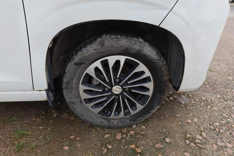 Used Dongfeng Fengon 380 2022 1.5L Luxury Edition Passenger Vehicle 5 Seats Right Front Wheel Hub