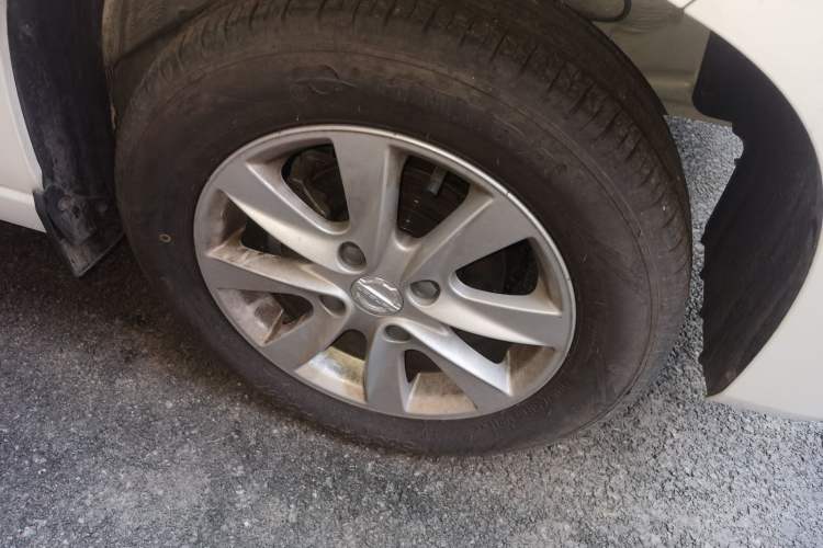 Used Dongfeng Fengon 380 2022 1.5L Comfort-Class Passenger Vehicle (Steel Spring) with 7 Seats Right Front Wheel Hub