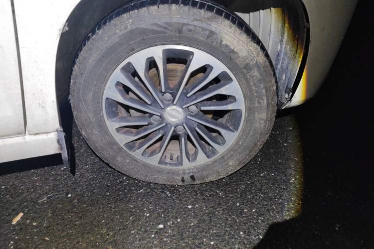 Used Dongfeng Fengon 380 2022 1.5L Comfort-Class Passenger Vehicle (Steel Spring) with 7 Seats Right Front Wheel Hub