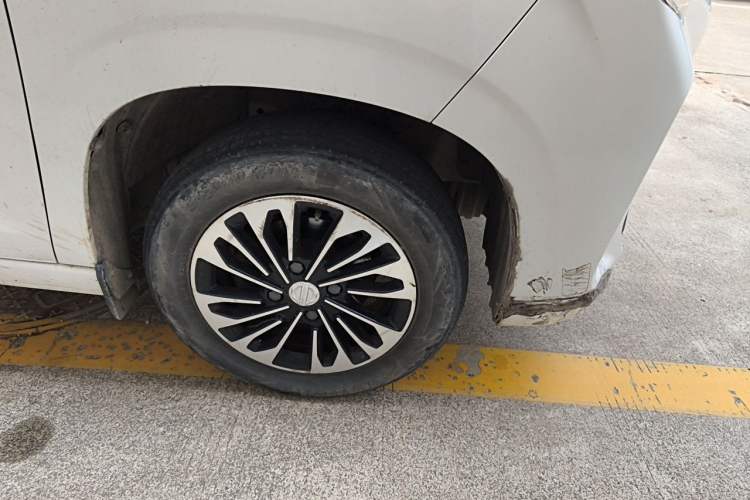 Used Dongfeng Fengon 380 2022 1.5L Comfort-Class Passenger Vehicle (Steel Spring) with 5 Seats Right Front Wheel Hub