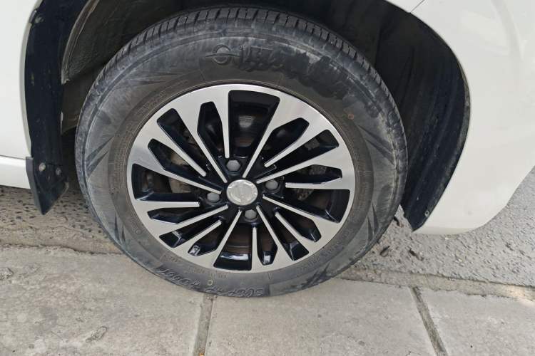 Used Dongfeng Fengon 380 2022 1.5L Comfort-Class Passenger Vehicle (Steel Spring) with 7 Seats Right Front Wheel Hub