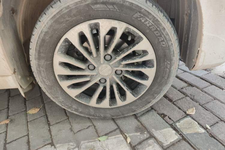 Used Dongfeng Fengon 380 2022 1.5L Comfort-Class Passenger Vehicle (Steel Spring) with 5 Seats Right Front Wheel Hub