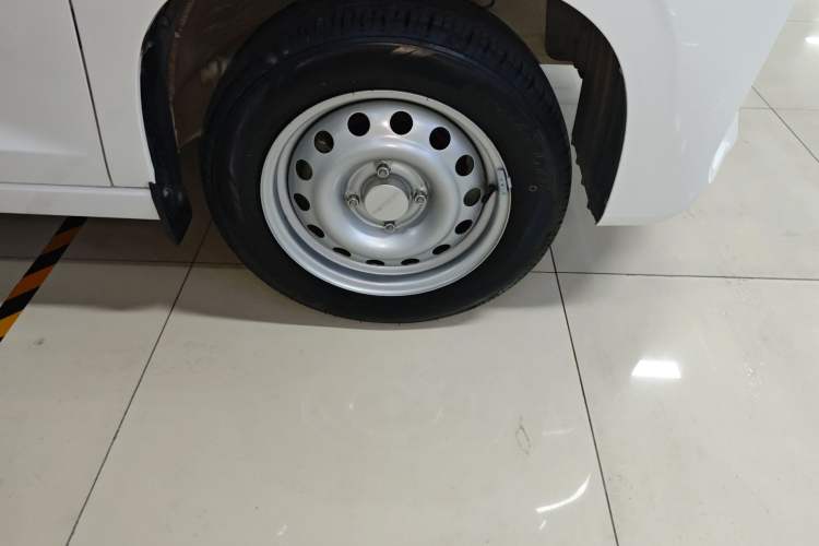 Used Dongfeng Fengon 380 2022 1.5L Luxury Edition Passenger Vehicle 5 Seats Right Front Wheel Hub