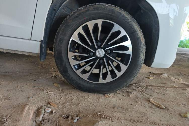 Used Dongfeng Fengon 380 2022 1.5L Comfort-Class Passenger Vehicle (Steel Spring) with 7 Seats Right Front Wheel Hub