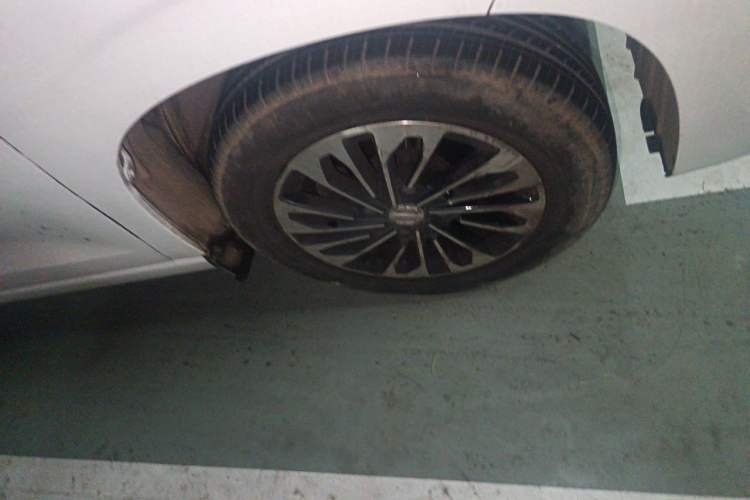 Used Dongfeng Fengon 380 2022 1.5L Comfort-Class Passenger Vehicle (Steel Spring) with 5 Seats Right Front Wheel Hub
