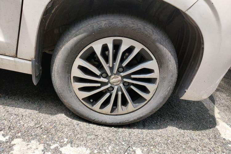 Used Dongfeng Fengon 380 2022 1.5L Comfort-Class Passenger Vehicle (Steel Spring) with 7 Seats Right Front Wheel Hub
