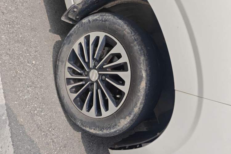 Used Dongfeng Fengon 380 2022 1.5L Comfort-Class Passenger Vehicle (Steel Spring) with 7 Seats Right Front Wheel Hub