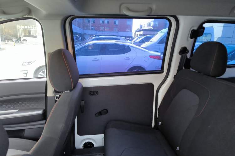 Used Dongfeng Fengon 380 2022 1.5L Comfort-Class Passenger Vehicle (Steel Spring) with 5 Seats Right Rear Door Interior