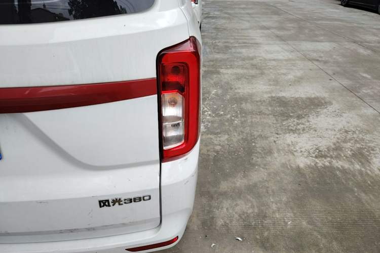 Used Dongfeng Fengon 380 2022 1.5L Luxury Edition Passenger Vehicle 5 Seats Right Rear Taillight