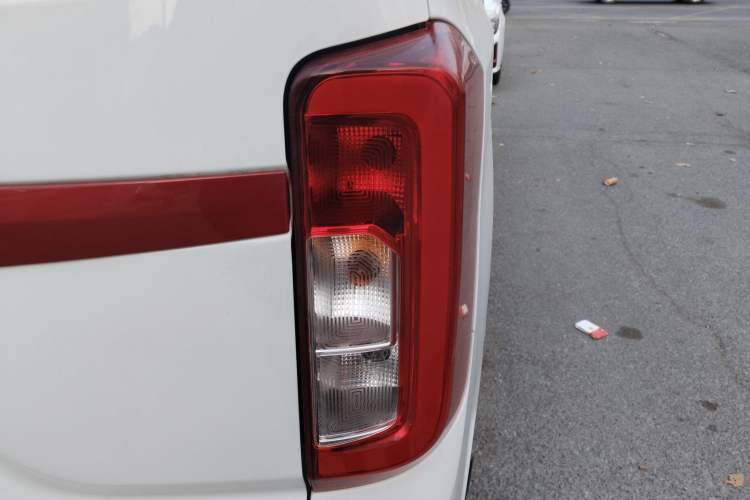 Used Dongfeng Fengon 380 2022 1.5L Standard Edition 7-Seater Passenger Vehicle Right Rear Taillight