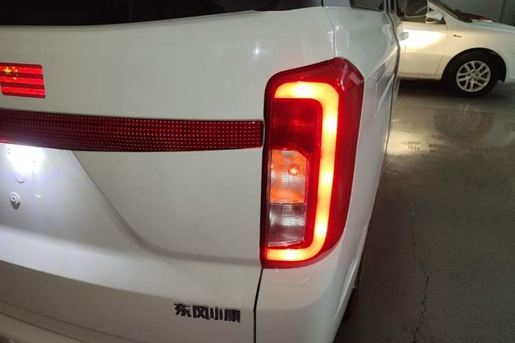Used Dongfeng Fengon 380 2022 1.5L Comfort-Class Passenger Vehicle (Steel Spring) with 7 Seats Right Rear Taillight