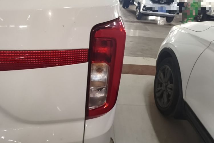 Used Dongfeng Fengon 380 2022 1.5L Comfort-Class Passenger Vehicle (Steel Spring) with 7 Seats Right Rear Taillight