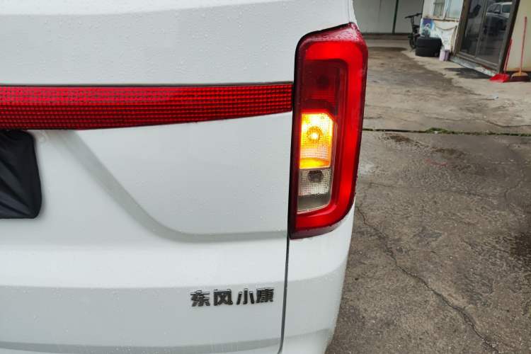 Used Dongfeng Fengon 380 2022 1.5L Comfort-Class Passenger Vehicle (Steel Spring) with 7 Seats Right Rear Taillight