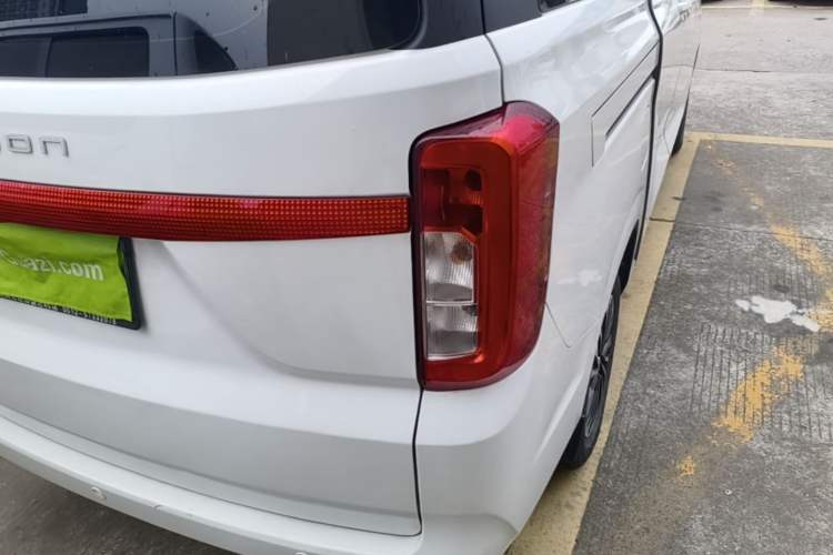 Used Dongfeng Fengon 380 2022 1.5L Comfort-Class Passenger Vehicle (Steel Spring) with 5 Seats Right Rear Taillight