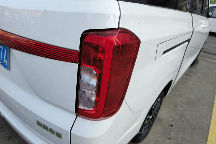 Used Dongfeng Fengon 380 2022 1.5L Comfort-Class Passenger Vehicle (Steel Spring) with 5 Seats Right Rear Taillight