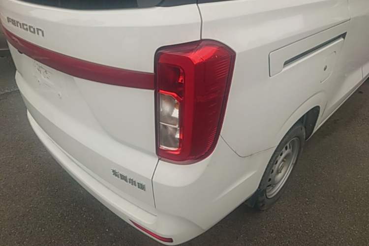 Used Dongfeng Fengon 380 2022 1.5L Standard Edition 7-Seater Passenger Vehicle Right Rear Taillight