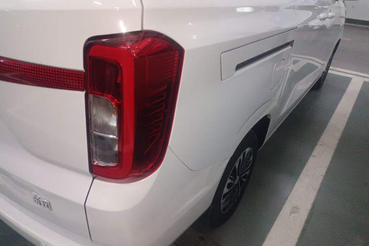 Used Dongfeng Fengon 380 2022 1.5L Comfort-Class Passenger Vehicle (Steel Spring) with 7 Seats Right Rear Taillight