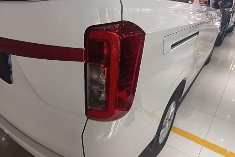Used Dongfeng Fengon 380 2022 1.5L Luxury Edition Passenger Vehicle 5 Seats Right Rear Taillight
