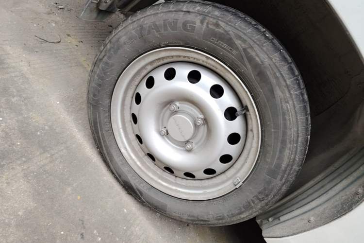 Used Dongfeng Fengon 380 2022 1.5L Luxury Edition Passenger Vehicle 5 Seats Right Rear Wheel Hub