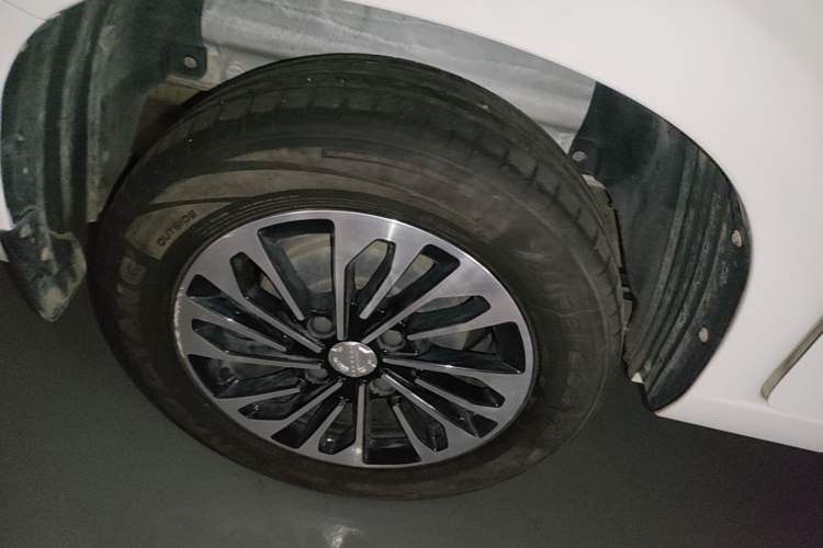 Used Dongfeng Fengon 380 2022 1.5L Comfort-Class Passenger Vehicle (Steel Spring) with 7 Seats Right Rear Wheel Hub