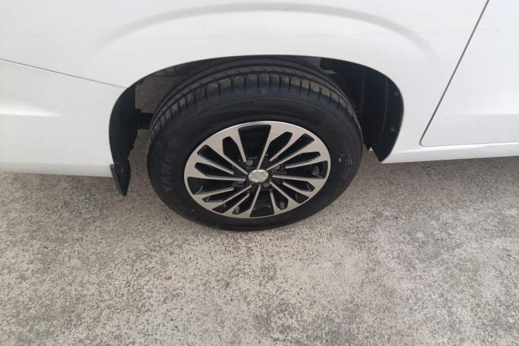 Used Dongfeng Fengon 380 2022 1.5L Comfort-Class Passenger Vehicle (Steel Spring) with 5 Seats Right Rear Wheel Hub