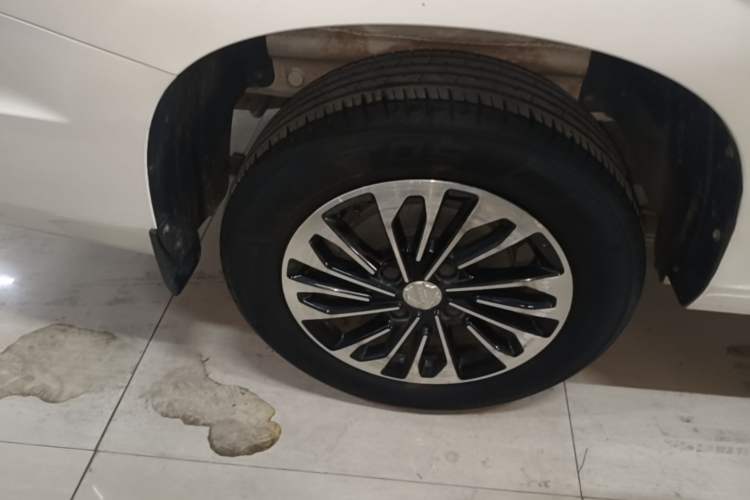 Used Dongfeng Fengon 380 2022 1.5L Comfort-Class Passenger Vehicle (Steel Spring) with 7 Seats Right Rear Wheel Hub