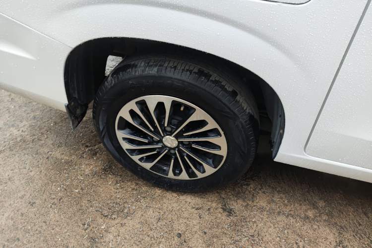 Used Dongfeng Fengon 380 2022 1.5L Comfort-Class Passenger Vehicle (Steel Spring) with 7 Seats Right Rear Wheel Hub
