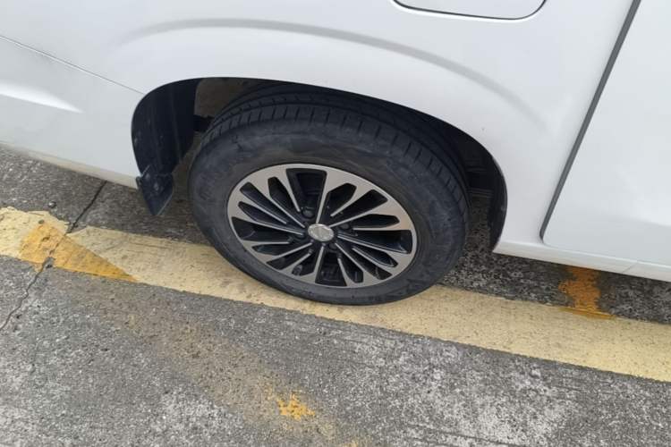 Used Dongfeng Fengon 380 2022 1.5L Comfort-Class Passenger Vehicle (Steel Spring) with 5 Seats Right Rear Wheel Hub
