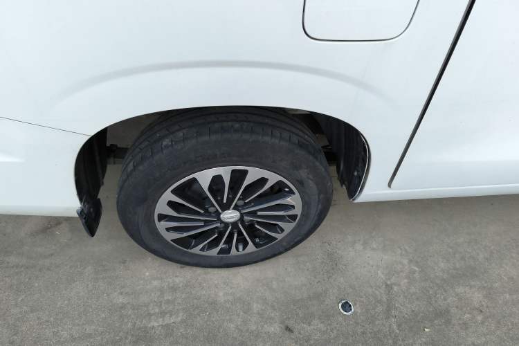 Used Dongfeng Fengon 380 2022 1.5L Comfort-Class Passenger Vehicle (Steel Spring) with 5 Seats Right Rear Wheel Hub