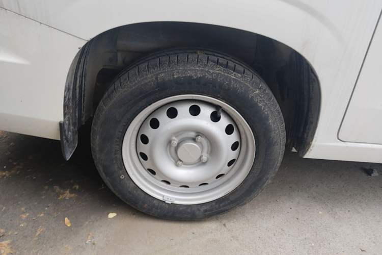 Used Dongfeng Fengon 380 2022 1.5L Standard Edition 7-Seater Passenger Vehicle Right Rear Wheel Hub