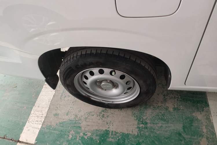Used Dongfeng Fengon 380 2022 1.5L Standard Edition 7-Seater Passenger Vehicle Right Rear Wheel Hub