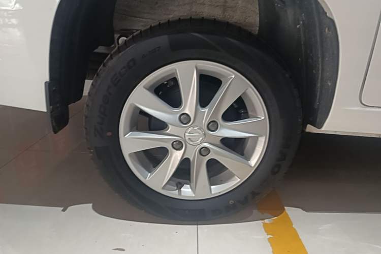 Used Dongfeng Fengon 380 2022 1.5L Luxury Edition Passenger Vehicle 5 Seats Right Rear Wheel Hub