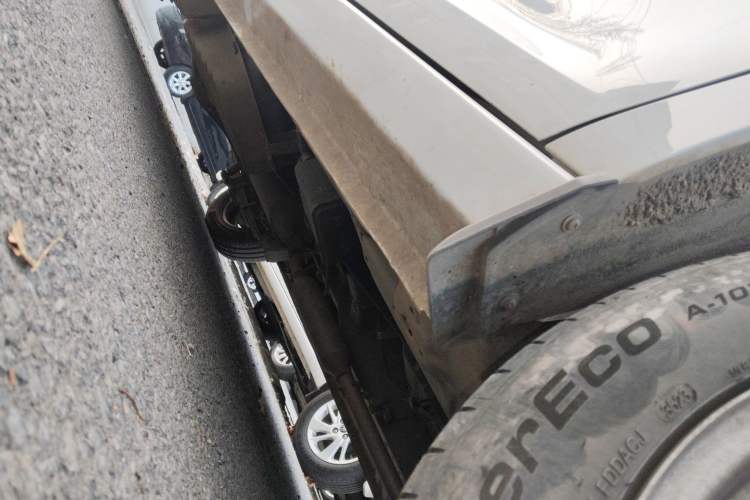Used Dongfeng Fengon 380 2022 1.5L Standard Edition 7-Seater Passenger Vehicle Right Side Sill