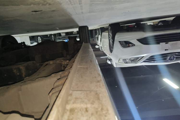 Used Dongfeng Fengon 380 2022 1.5L Comfort-Class Passenger Vehicle (Steel Spring) with 7 Seats Right Side Sill