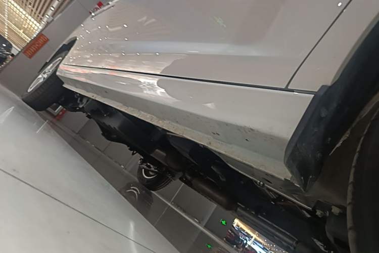 Used Dongfeng Fengon 380 2022 1.5L Luxury Edition Passenger Vehicle 5 Seats Right Side Sill