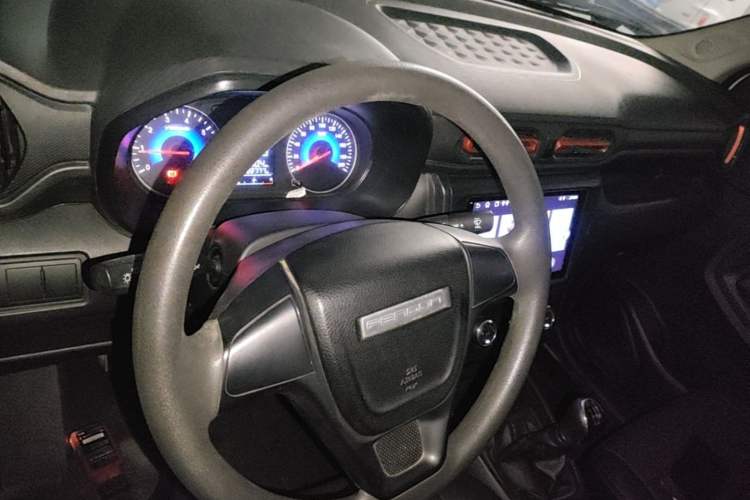 Used Dongfeng Fengon 380 2022 1.5L Comfort-Class Passenger Vehicle (Steel Spring) with 7 Seats Steering Wheel