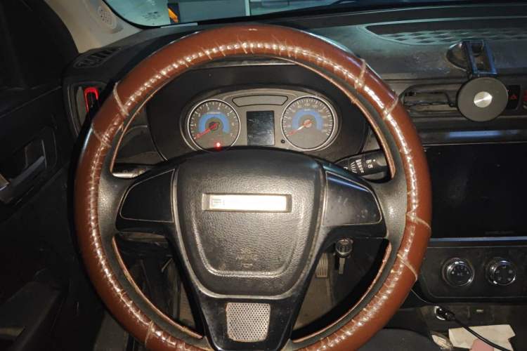 Used Dongfeng Fengon 380 2022 1.5L Comfort-Class Passenger Vehicle (Steel Spring) with 7 Seats Steering Wheel