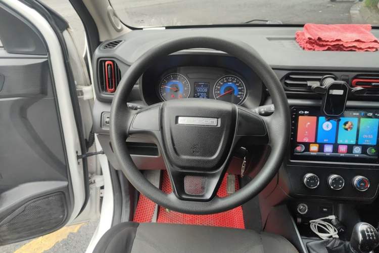 Used Dongfeng Fengon 380 2022 1.5L Comfort-Class Passenger Vehicle (Steel Spring) with 7 Seats Steering Wheel