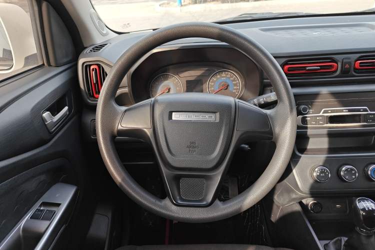 Used Dongfeng Fengon 380 2022 1.5L Comfort-Class Passenger Vehicle (Steel Spring) with 7 Seats Steering Wheel
