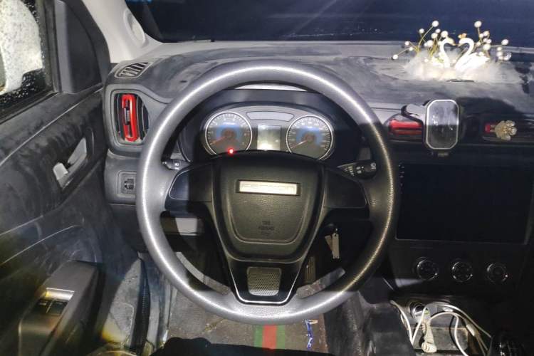Used Dongfeng Fengon 380 2022 1.5L Comfort-Class Passenger Vehicle (Steel Spring) with 7 Seats Steering Wheel
