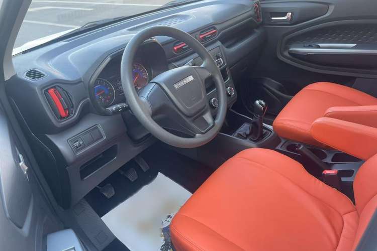 Used Dongfeng Fengon 380 2022 1.5L Comfort-Class Passenger Vehicle (Steel Spring) with 7 Seats Steering Wheel