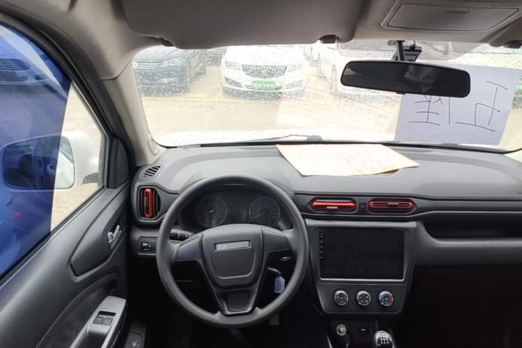 Used Dongfeng Fengon 380 2022 1.5L Comfort-Class Passenger Vehicle (Steel Spring) with 5 Seats Steering Wheel