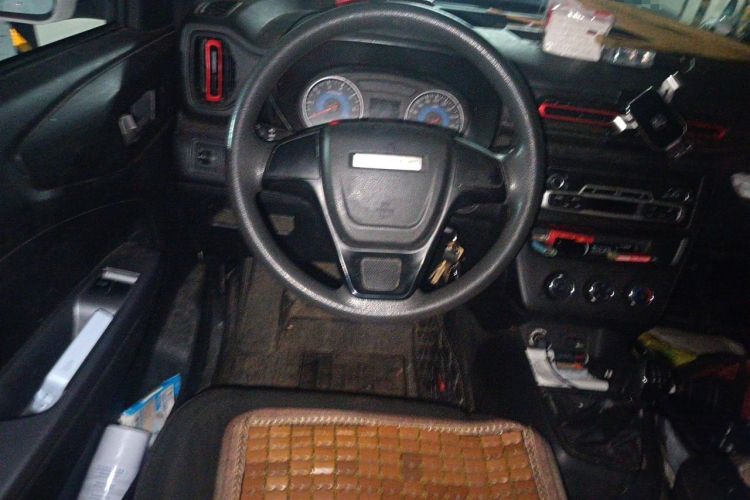 Used Dongfeng Fengon 380 2022 1.5L Comfort-Class Passenger Vehicle (Steel Spring) with 5 Seats Steering Wheel